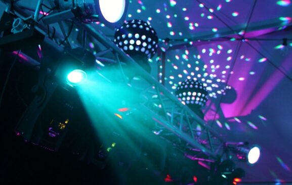 Montaje de iluminación en fiesta